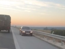 Читател: Този "шофьор", карайки в насрещното, за малко не се вряза във военна колона от 31 машини!