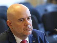 Гешев се самоизолира след случай на COVID-19 в семейството му