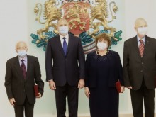 Радев удостои с висши държавни отличия наши изтъкнати учени