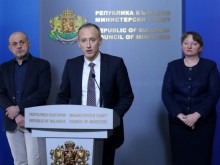 Трима министри дават брифинг след броени минути