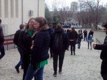 Ученици и студенти минават на онлайн обучение от днес, влизат в сила и други мерки!