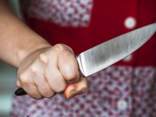 Две сестри намушкаха с нож 27 пъти охранител, помолил ги да сложат маски