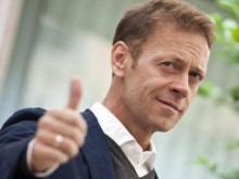 Най-известният порноактьор се е заразил от ръкостискане