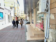 Магазинер не хареса настилката на Главната, налепи си плочки пред обекта