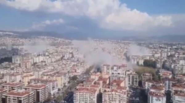 Цунами заля турския град Измир след мощното земетресение в Егейско