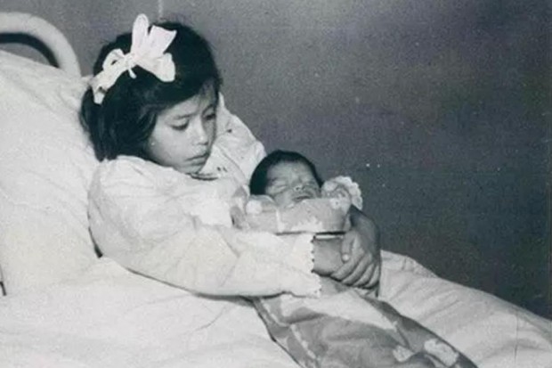 Най младата майка в историята Лина Медина с детето си1