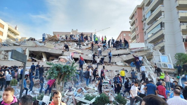 Reuters
Турските спасители извадиха тригодишно дете от развалините на разрушена сграда