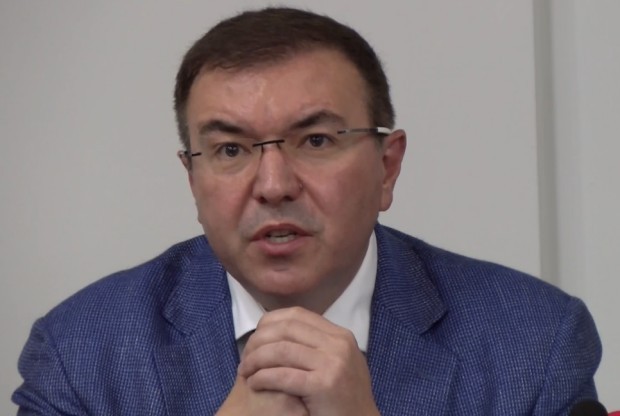 Здравният министър с извънредна пресконференция