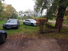 Превърнаха в паркинг парка зад хотел "Санкт Петербург"