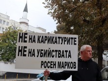 Росен Марков неуморим, този път с акция пред джамията
