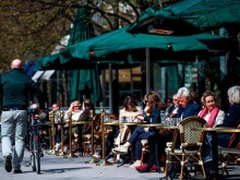 В Швеция: До 8 души на маса в ресторант