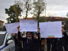 Родители и ученици на протест след уволнение на учителка от ромски произход