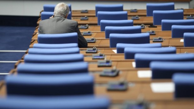 Депутатите гласуват на второ четене промените в Закона за извънредното