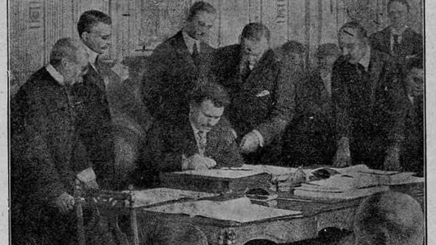 Александър Стамболийски подписва Ньойския мирен договорКато едно от победителите