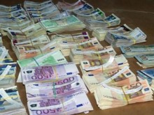 Митничари откриха недекларирана валута за близо 140 000 лв., скрити в дрехи и багаж