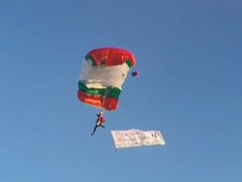 Пловдивски авиатор с уникално предложение за брак по въздух
