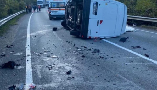 Български шофьор е загинал и четирима души са пострадали при