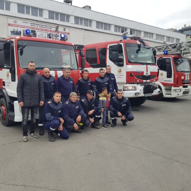 Пожарникари от Варна пуснаха сирените на противопожарните автомобили в знак