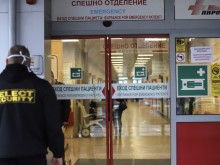 Разкарват пациент в тежко състояние цяла седмица без болнична помощ