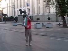 Старозагорец системно уринира върху българското знаме и публикува идиотската си постъпка в интернет