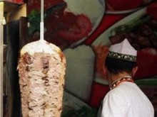 Обява за работа за дюнерджия с шокираща заплата вбеси млад български лекар