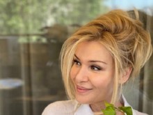 Гала пребори вируса, но продължава да работи от вкъщи