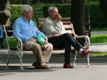 Важно! Хората на и над 65 г. в хранителни магазини и аптеки само между 8.00 и 10.00 ч. После - не!
