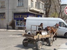 Продаваме конфискувани ромски каруци