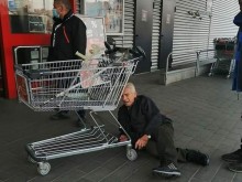 Потрес пред "Кауфланд"! Пенсионер моли на колене да го пуснат: И да се заразя, не ми остава още много!