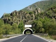 Срутване на "Железница", има затрупан човек