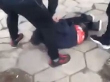 Брутална сцена в Пловдив! Селяни с тъмно криминално минало пребиха млад мъж на улицата!
