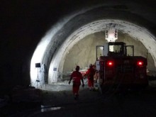 Работник е пострадал, след като е паднал от височина в тунел "Железница"