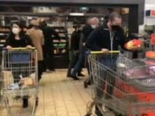 След новите зелени коридори за пенсионерите: Скандали пред магазините