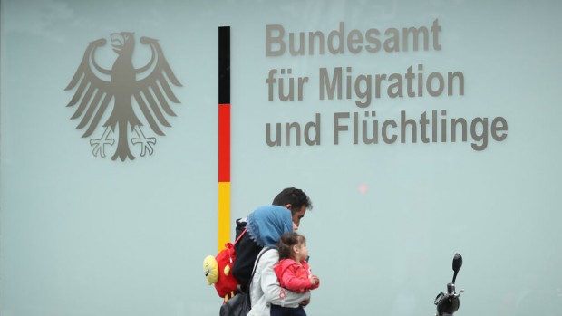 Германското правителство обяви че в миграционната служба на страната работи