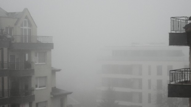 Заради мъглите и липсата на вятър   сутринта редица градове отчетоха