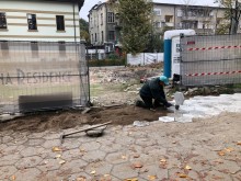 Възстановяват плочките зад Общината