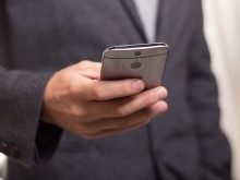 Поставянето под карантина да става чрез SMS, а контактните задължително да се тестват
