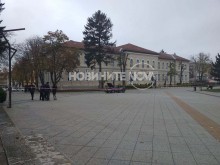 Мъж заля полицаи с бензин и опита да ги подпали
