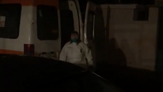 Видео, заснело как линейка оставя пред дома й възрастна жена
