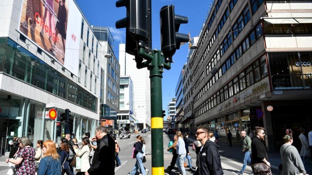 Властите в Швеция забраниха събирания на повече от осем души