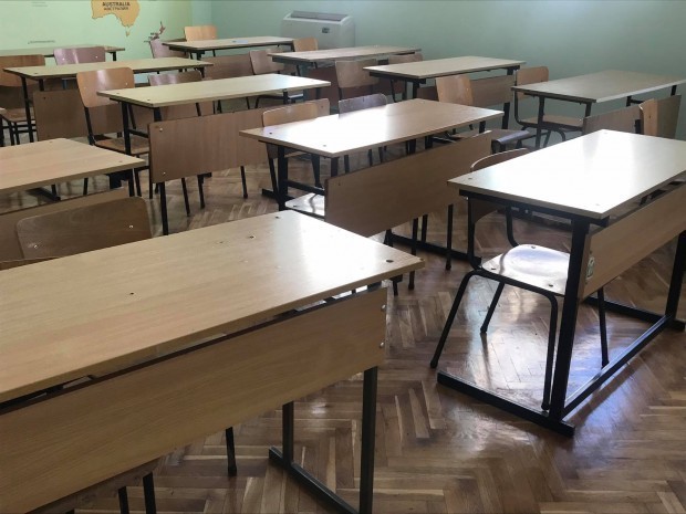 Три училища във Варна изцяло преминават към дистанционно обучение заради
