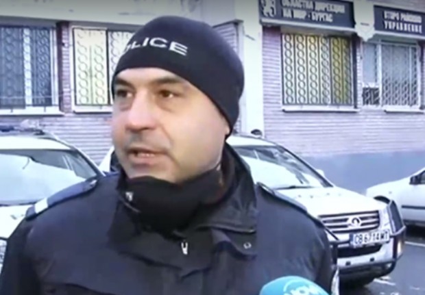 Полицай от Охранителна полиция в Бургас трогна карантинирано семейство като