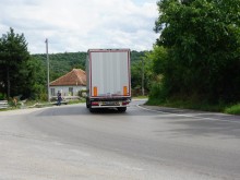 Тир се блъсна в няколко леки автомобила, шофьорът почина