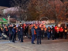 Жители на Сандански се събраха, за да почетат паметта на двете убити деца