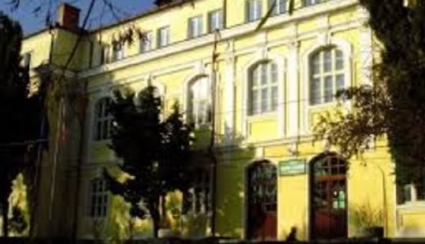 Битката с COVID-19 загуби любима учителка в Карлово
