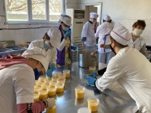 Ученици готвят за лекарите в Смолян