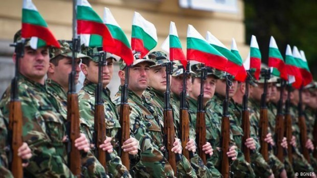 Военнослужещи от Българската армия оказват помощ на медицинските екипи от