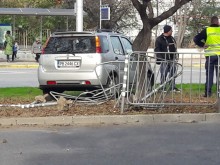 Кола се вряза в разделителна ограда на метри от спирка в Пловдив!