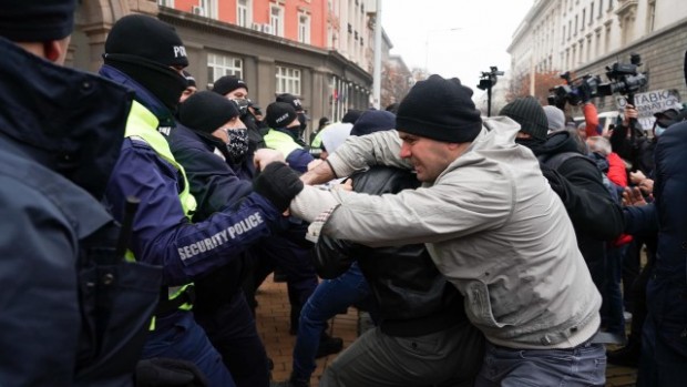 btv/Ладислав Цветков
Бомбички и напрежение на протеста срещу новите мерки в
