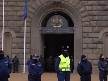 Недоволни се събраха на протест срещу по-строгите мерки